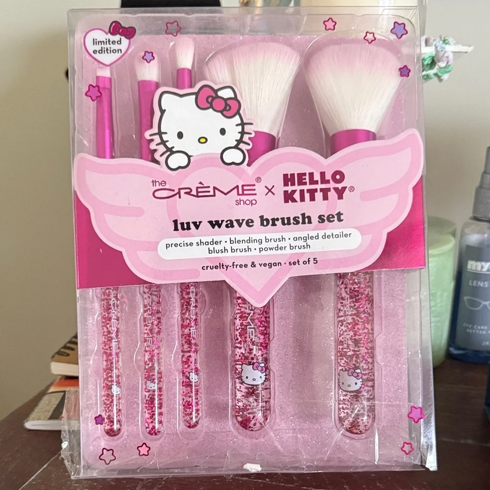 Crème x Hello Kitty Luv Wave Brush Set - Pink